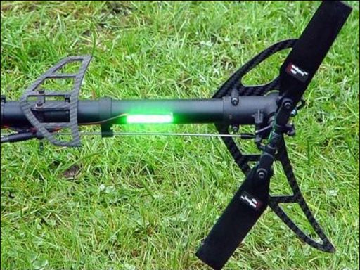Schwarzes Gerät mit grüner LED-Anzeige auf grünem Rasen.